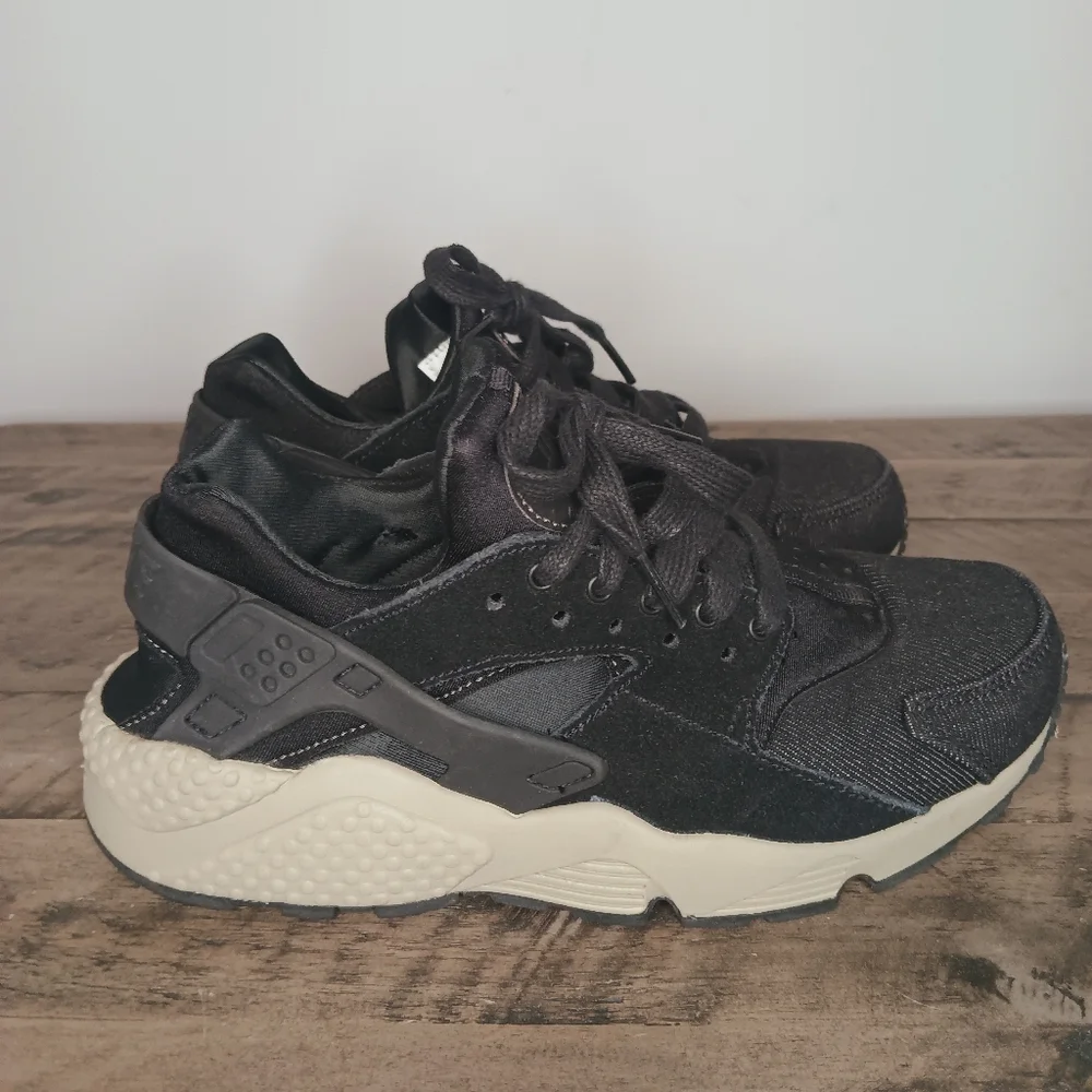 Nike Air Hurache SE in Cobblestone